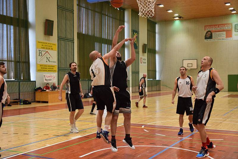 Slavoj Tachov (v bílém) vs. BK Přeštice.