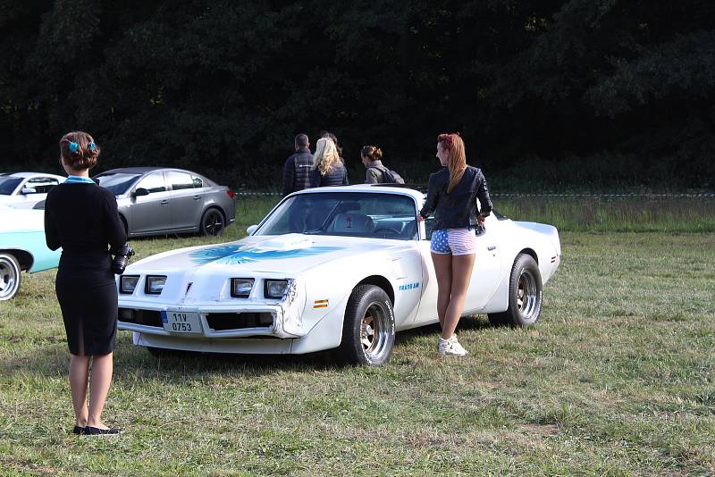 Setkání amerických automobilů na závěr sezony v Tachově.