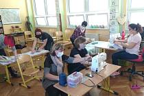 Místostarostka Olga Bastlová už poděkovala všem šikovným učitelkám i učitelům, kteří se zapojili do šití roušek.
