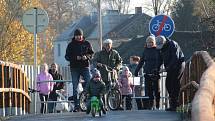 Na novou stezku se po slavnostním otevření vydali cyklisté i pěší rodiče s dětmi.