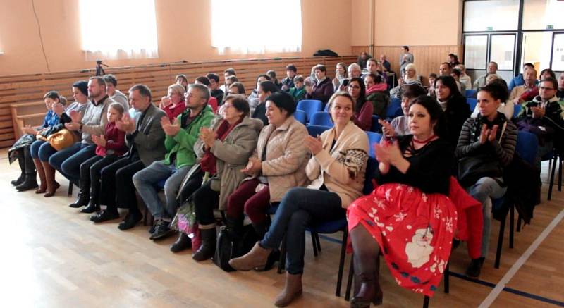 Anna Gálisová při vystoupení v Chodové Plané na Vánoční výstavě pořádané každoročně Spolkem pro obnovu Tepelského regionu.