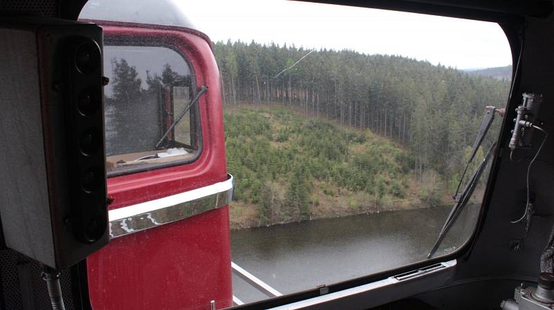 Ze zatěžkávací zkoušky viaduktu přes přehradu Hracholusky.