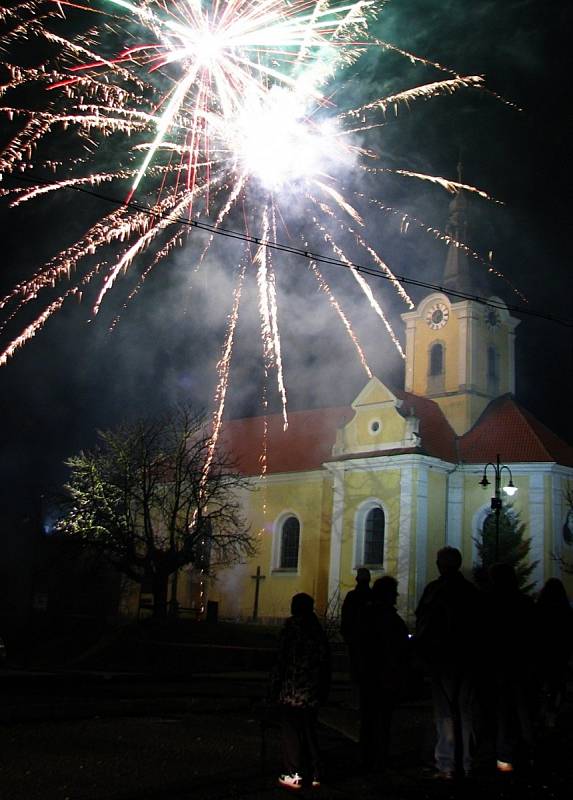 Chodová Planá tradičně půl hodinu po půlnoci přivítala ohňostrojem nový rok 2013.