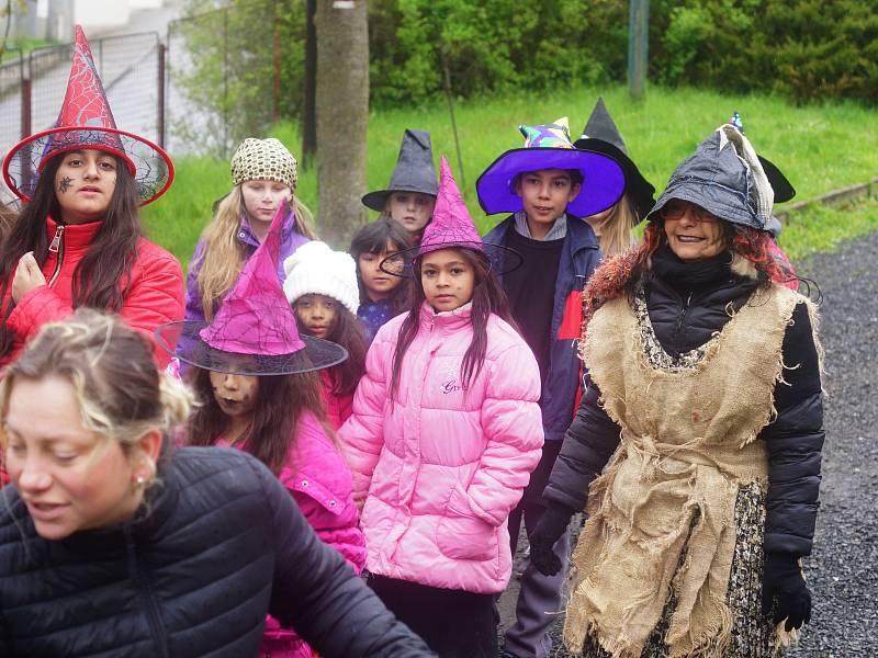 Na některých místech Tachovska začali s oslavami již v pátek. Takto se například rozlétly malé čarodějnice a kouzelníci po Svojšíně