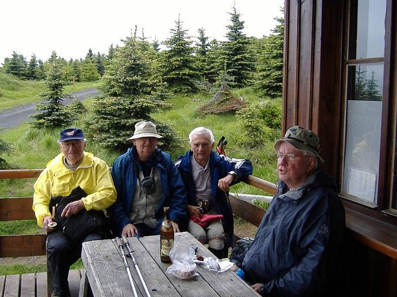 Po loňském přechodu Krkonoš zvládlo kvarteto důchodců z Tachovska přejít i Jizerské hory.