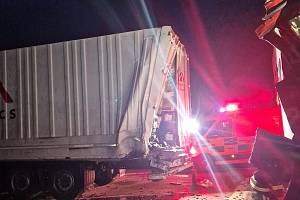 Dálnici D5 ve směru z Rozvadova na Plzeň uzavřela v pátek ráno nehoda dvou kamionů.