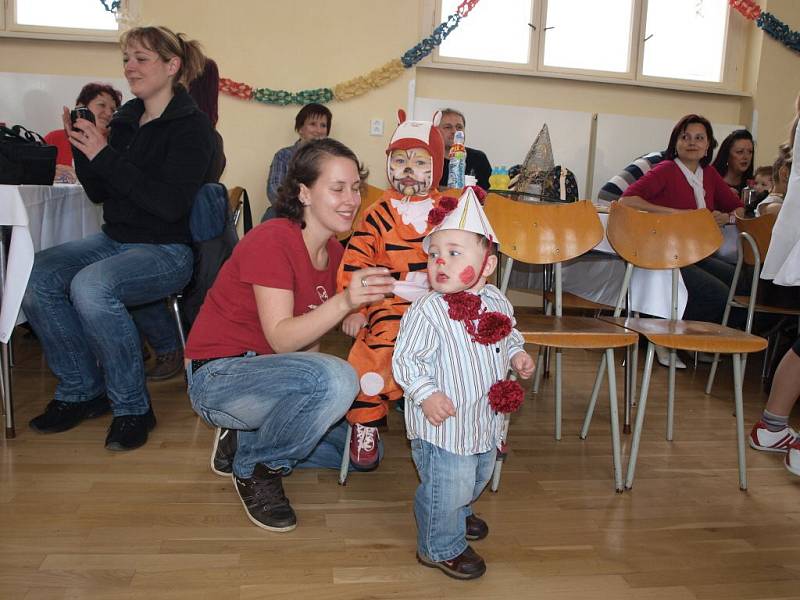 Aulu plánské základní školy na náměstí zaplnily děti