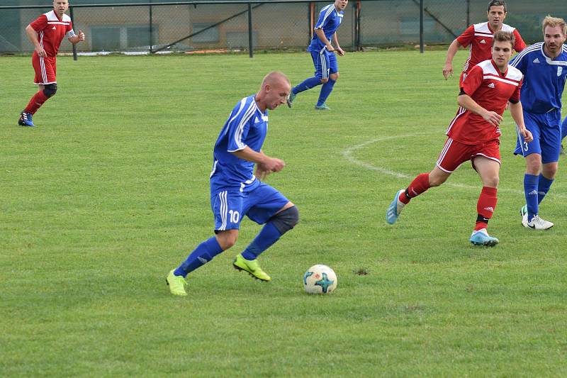 Sokol Lom (v červeném) - FK Tachov (v modrém) 2:0.