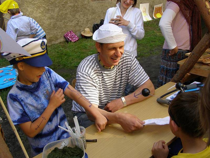 Den školy ve Stříbře v Mánesově ulici.