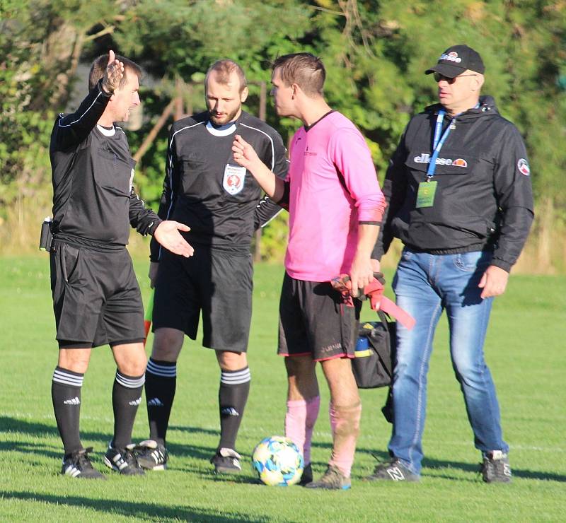 TIP LIGA (řádek č. 5): Sokol Mrákov (v modrém) - Sparta Dlouhý Újezd (ve žlutém) 1:3.