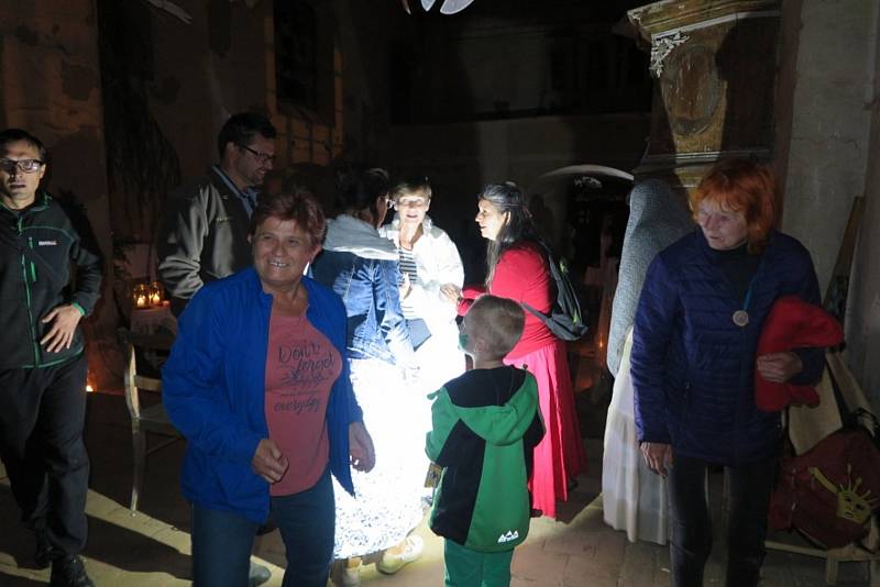 Divadlo při svíčkách získalo peníze na záchranu kostela