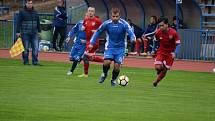 FK Tachov (v červeném) - Sokol Stráž (v modrém) 6:0 (2:0).