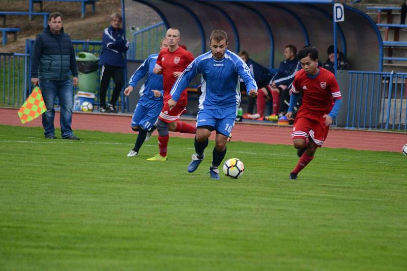 FK Tachov (v červeném) - Sokol Stráž (v modrém) 6:0 (2:0).