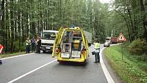 Při nehodě Škody Fabia RS byl těžce zraněn spolujezdec. Mladý šofér vyvázl s lehčími zraněními. Oba byli letecky traportováni do plzeňské fakultní nemocnice na Lochotíně.