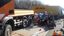 Ke srážce kamionu a vozu Správy a údržby silnic došlo u Mchova na Tachovsku.