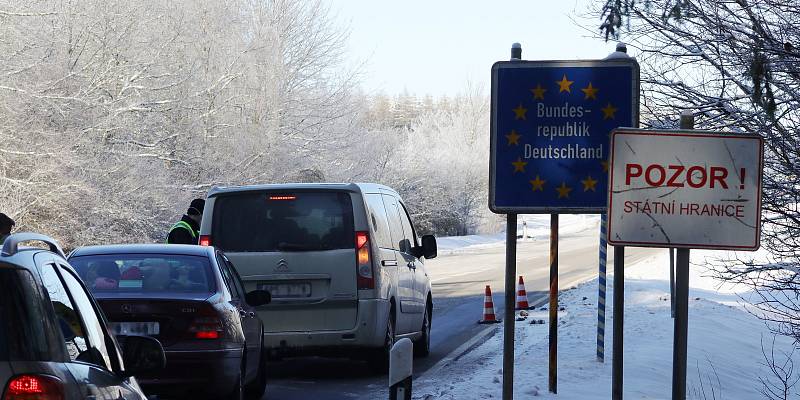 Německá policie na hraničním přechodu Broumov.