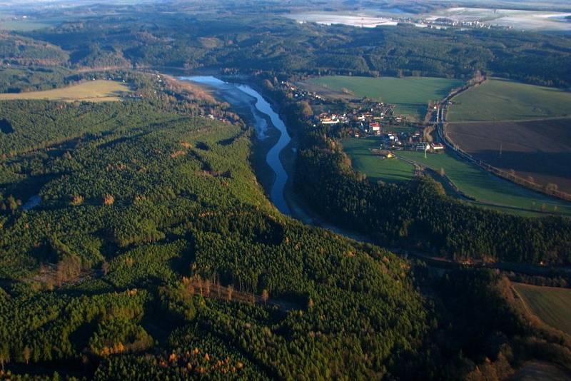 Paragliding je letecký sport. Provozují ho i na letišti v Erpužicích nedaleko Stříbra.