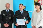 POLICISTA TACHOVSKÉHO obvodního oddělení Kamil Tylka (uprostřed) byl oceněn titulem Gentleman silnic. V březnu poskytl pomoc po autohavárii těžce zraněné ženě