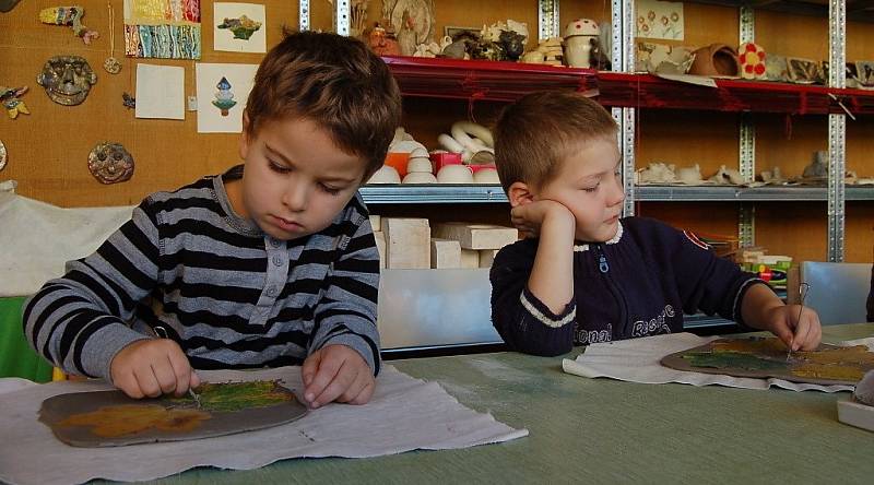Děti v Mraveništi modelovaly keramické listí