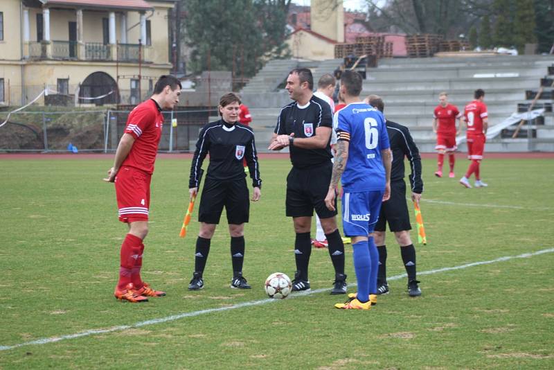 Důležité utkání České fotbalové ligy tachovští fotbalisté (v červeném) zvládli, v Domažlicích vyhráli 2:3.