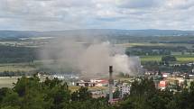 V Plané na Tachovsku hoří sklad plynových lahví, podle svědků jich explodovalo přes sto.