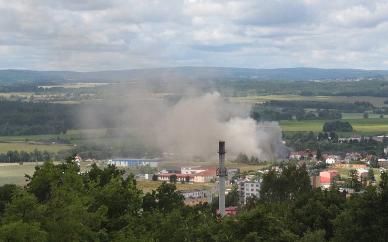 V Plané na Tachovsku hoří sklad plynových lahví, podle svědků jich explodovalo přes sto.