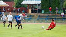 3. kolo KPM: FK Tachov (na snímku fotbalisté v modrých dresech) - TJ Sokol Plzeň-Černice 5:0.