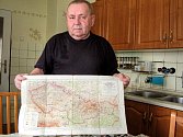 Josef Kadlec s mapou ČSSR s níž objížděli na Jawách 50 celou republiku.
