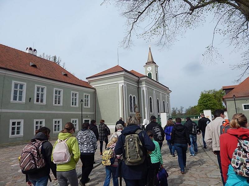 Z Kladrub do Kladrub se vypravil jezdecký klub, navštívil hřebčín