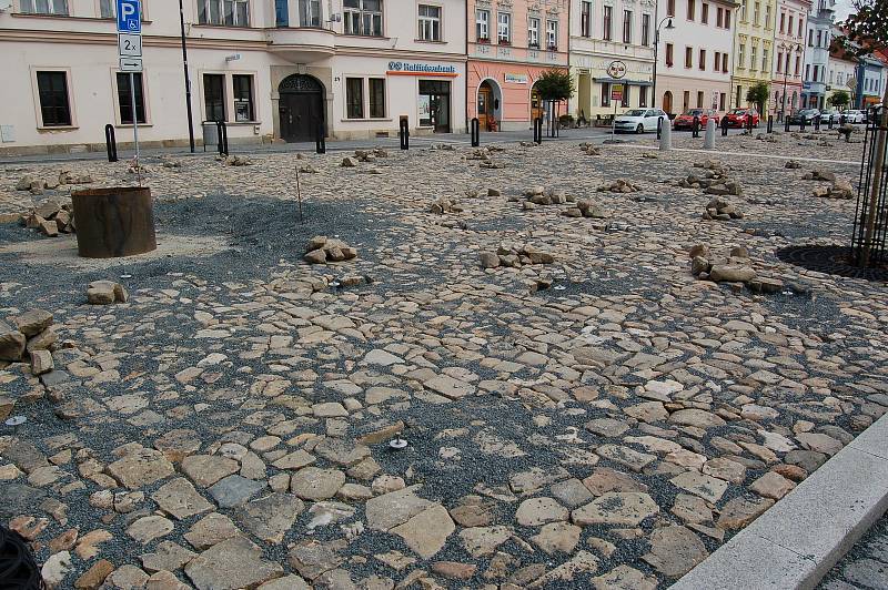 Rekonstrukce náměstí proběhla podle plánu, náměstí je téměř hotové.