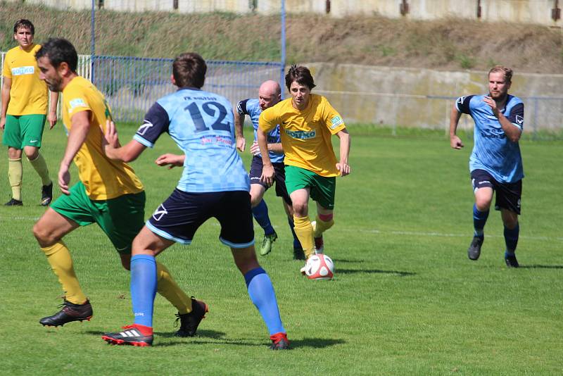 TJ Holýšov (v modrém) - Start Tlumačov (ve žlutém) 3:2.