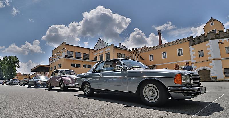 Ze západních Čech i dalších míst se do Chodové Plané v sobotu sjeli majitelé se svými stařičkými automobilovými veterány.