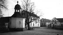 Náves v Dolanech působila malebně. Snímek je pravděpodobně z roku 1955. 