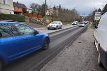 Řidiči by měli dbát zvýšené opatrnosti v Plzeňské ulici v Tachově, začínají zde stavební práce na sesouvajícím se svahu podél silnice.
