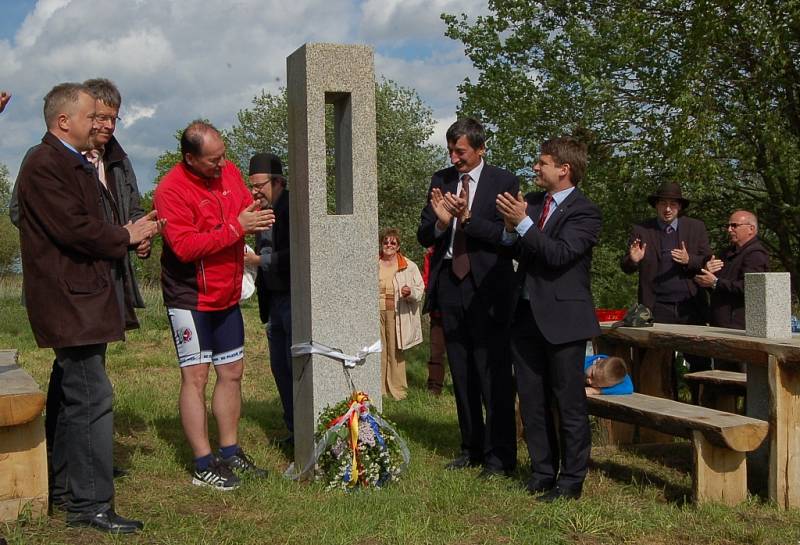 U Pavlova Studence odhalily spolky žulový symbol přímo na hranici s Německem.