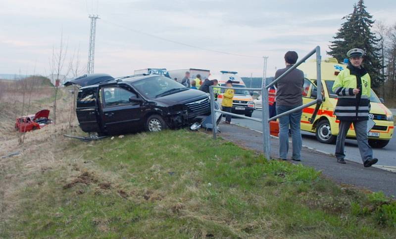 Páteční večerní nehoda u brodského prasečáku. Z místa odvezla záchranná služba dvě zraněné osoby do mariánskolázeňské nemocnice.