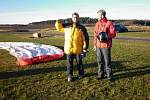 Paragliding je letecký sport. Provozují ho i na letišti v Erpužicích nedaleko Stříbra.