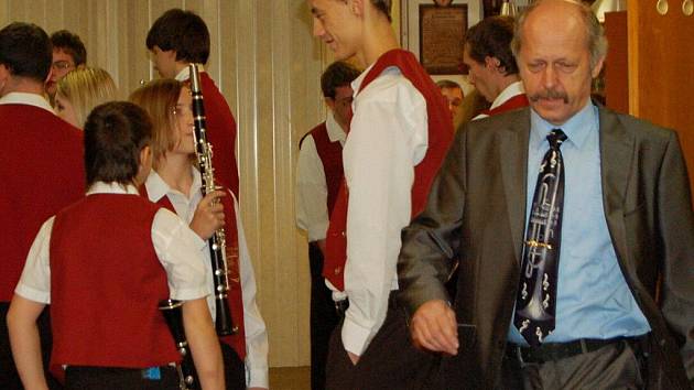 Fotografie ze zákulisí Vánočního koncertu Dechového orchestru mladých Tachov. V této chvíli ještě kapelník Josef Kadlec netušil, že se za pár hodin stane majitelem čtvereční stopy půdy ve Skotsku a získá dokonce titul lorda