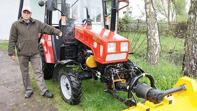 POŘÍDILI TRAKTOR. Místostarosta Antonín Míček s novým pomocníkem pro úklid veřejných prostranství Bédou.