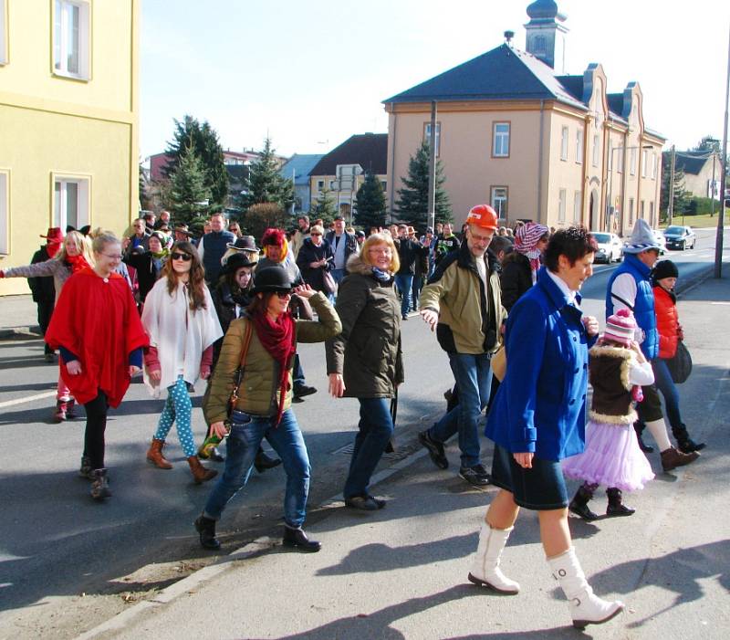 Veselý průvod masek prošel Chodovou Planou