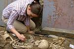 Archeologové našli ve Stříbře kosterní pozůstatky mladých lidí.