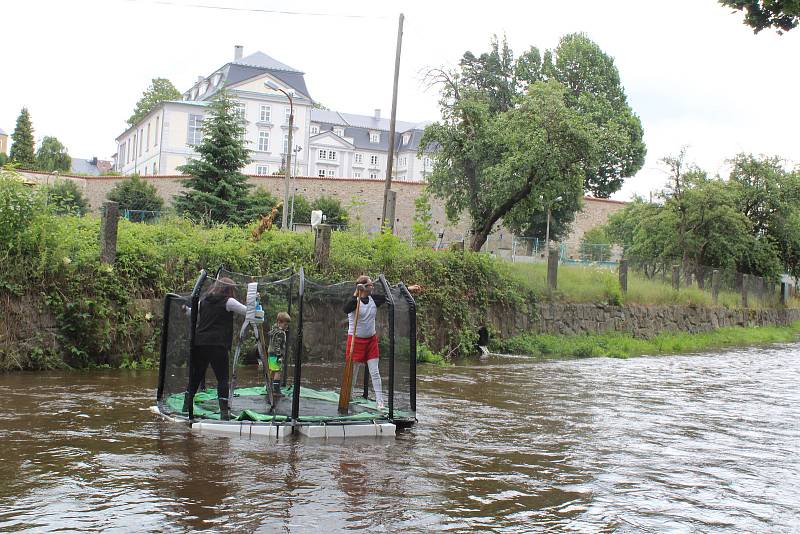 Centrum Tachova splula po řece Mži netradiční plavidla