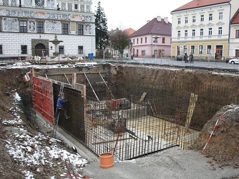 JÁMA, KTERÁ nyní dominuje stříbrskému náměstí, se postupně stane technologickým zázemím pro budoucí kašnu.