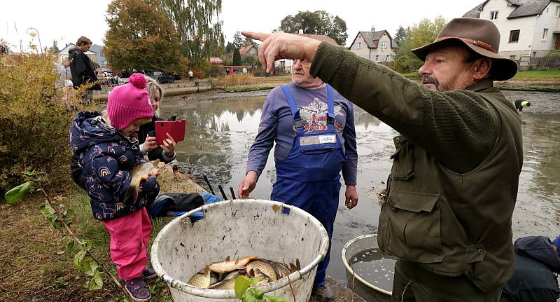 Kohouťák vylovili po deseti letech, ryby chytaly i děti do ruky