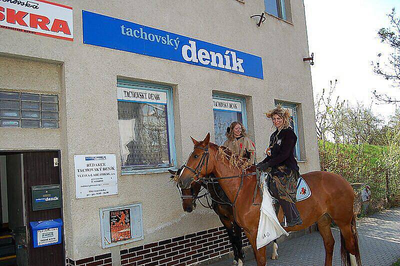 V sedle  Cordy seděla Eliška Kapalínová a Eva Pospíšilová  držela opratě svého oblíbeného koně Mišky (hnědý kůň).