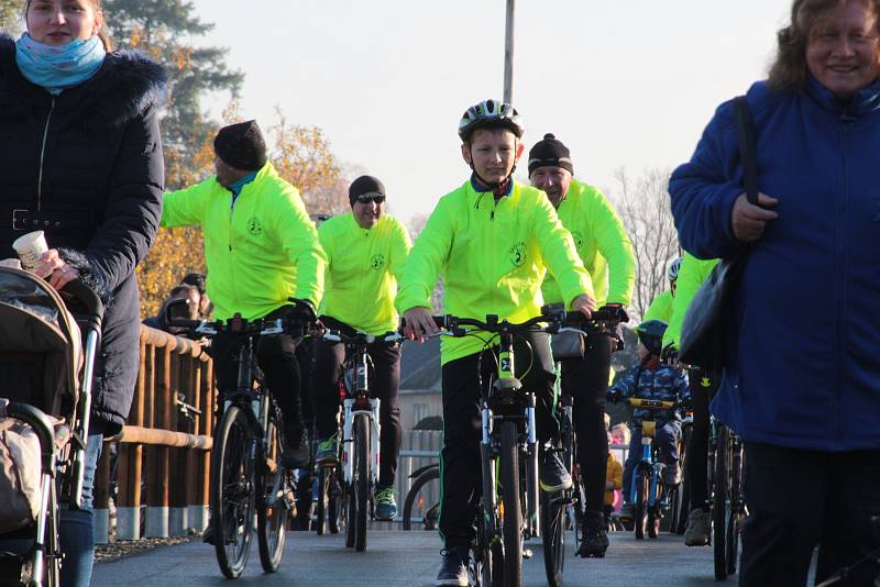 Na novou stezku se po slavnostním otevření vydali cyklisté i pěší rodiče s dětmi.