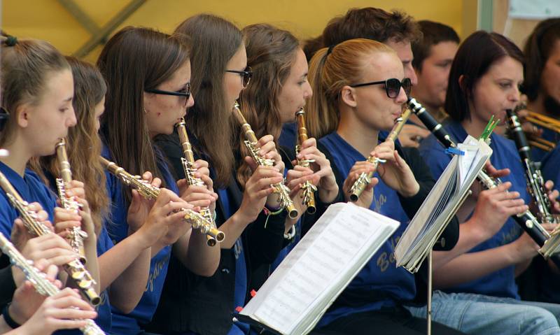 O závěrečný koncert se postarala Juvenka a Frajara Putika