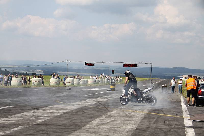 Z Auto moto párty na letišti Kříženec.