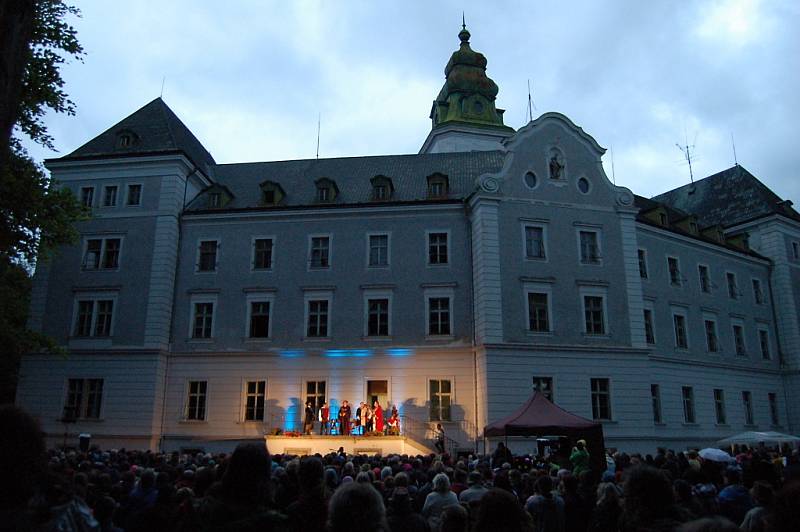 Muzikál Noc na Karlštejně zavítal na zámek v Chodové Plané. 