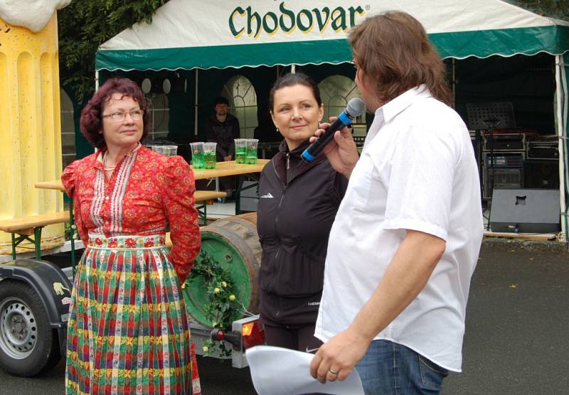 Chodské Svatojánské zámecké slavnosti a Mistrovství světa v koulení pivních sudů.